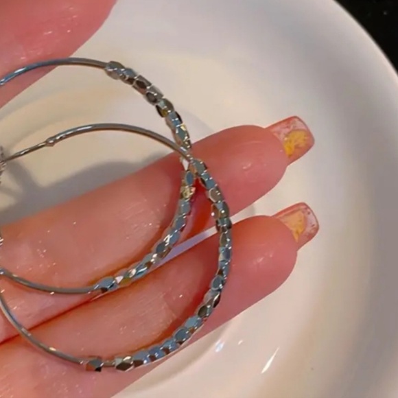 NWOT/ Vana 925 Hoop Earrings - Picture 2 of 2